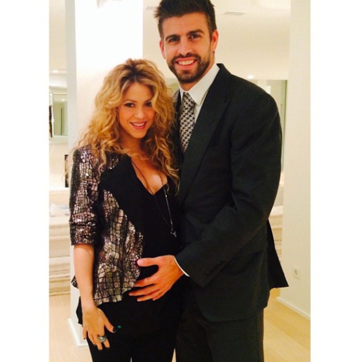 Shakira S Baby Bump Is Growing See The Cute Pregnancy Pic E Online